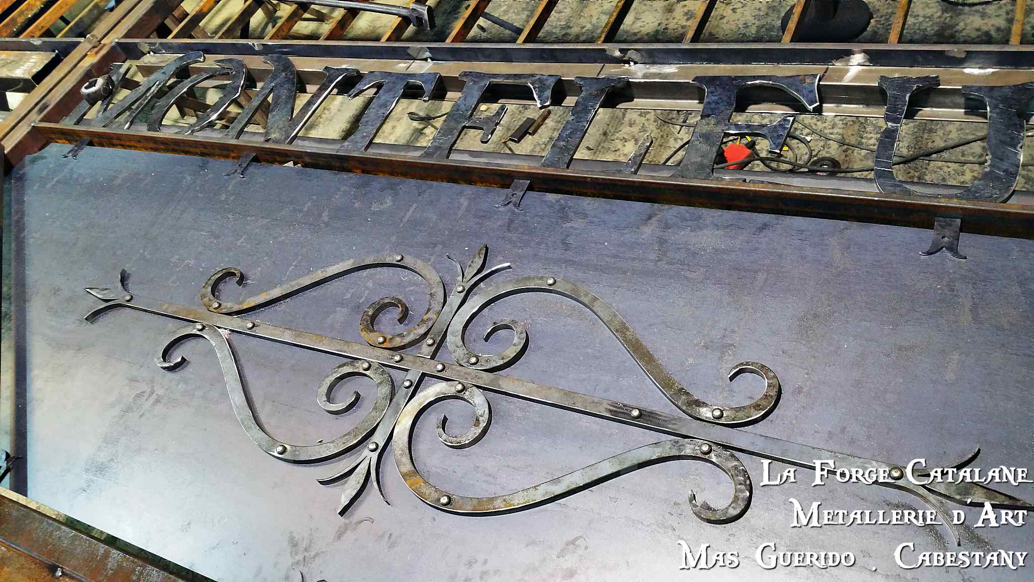 detail construction portail travail chaud forge catalane 2.jpg